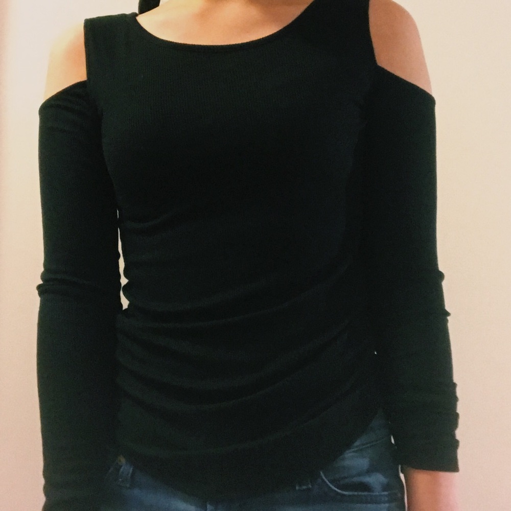 🆕MUDD Shoulder cutout black top